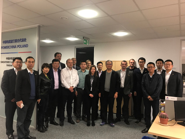 1510810920578064.jpg 王斌與電建在波蘭成員企業(yè)員工合影合影.jpg