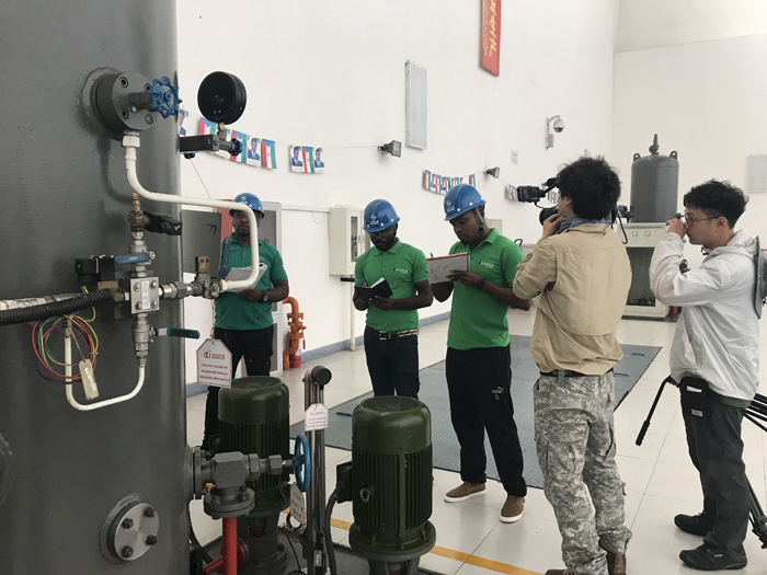 1527641876495971.jpg 記者采訪圖:赤幾方運維人員進行電站日常檢查.jpg