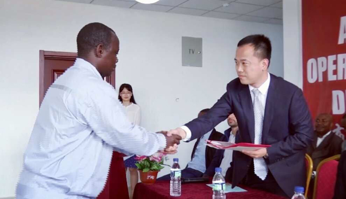 1527642458522461.jpg 授予結業證書.jpg