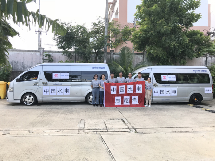 中國電建志愿者開始集結(jié)提供通勤車輛和相關(guān)服務(wù).JPG