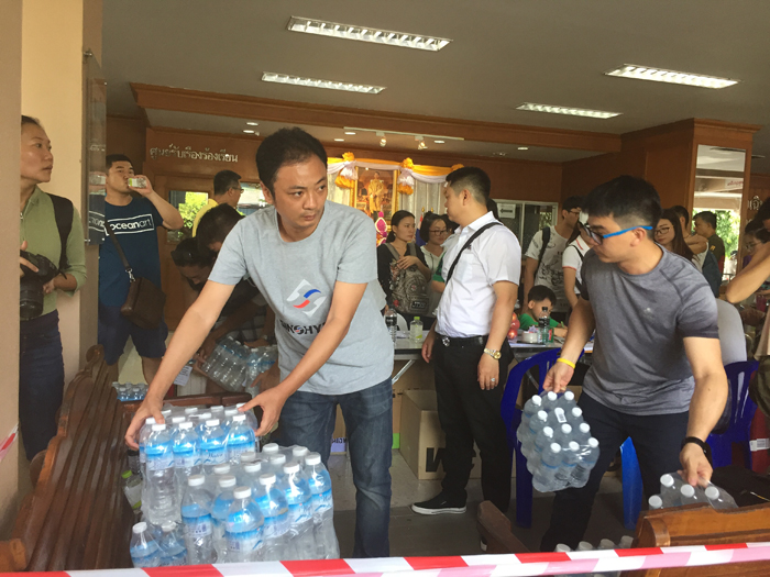 志愿者小組在行動，第一時間運送水和食品等物資到現(xiàn)場.JPG