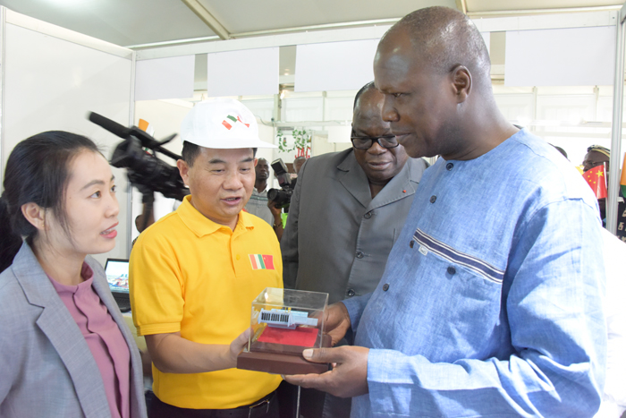 1544494757396942.jpg 高教部部長(zhǎng)以及水利部部長(zhǎng)參觀中國電建展臺(tái)2.JPG