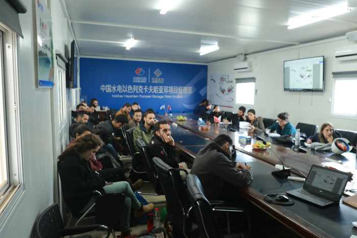 1545800486100586.jpg 圖片4-大學(xué)生聽取項(xiàng)目介紹.JPG