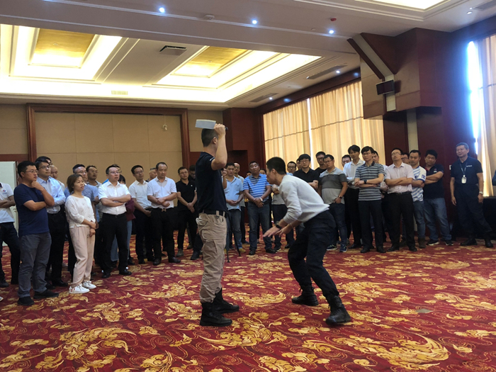 1548135935611053.jpg 教官講解遇到持刀歹徒的逃生方式.jpg