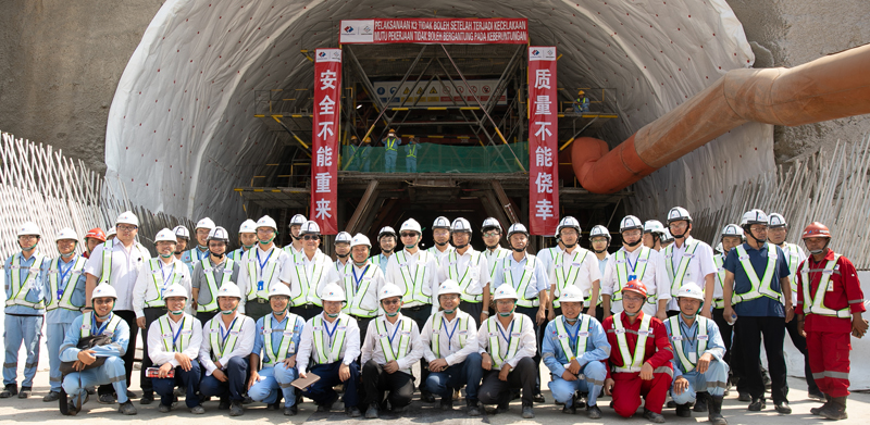 晏董事長、李燕明總在雅萬高鐵4號隧道合影.jpg