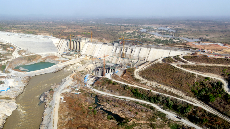 中國(guó)電建尼日利亞宗格魯項(xiàng)目水電站碾壓混凝土全線澆筑封頂.JPG