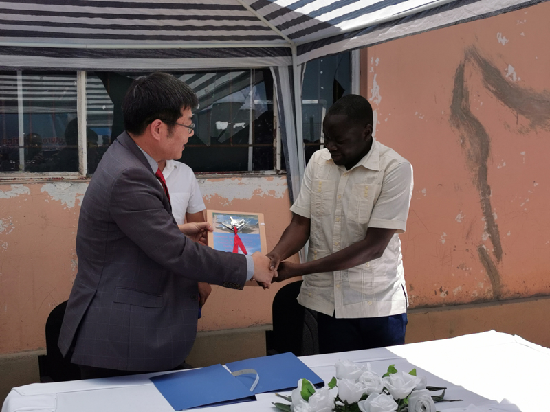 中國電建在安哥拉庫內內省Cuvelai市開展“百企千村”捐助活動 (2).jpeg