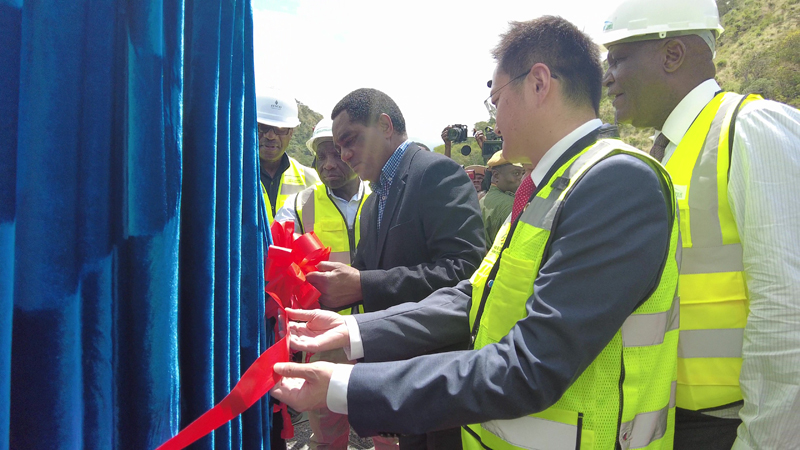 總統(tǒng)和大使揭牌剪彩 (1).jpg