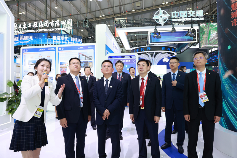 圖片2 國資委黨委委員茍坪參觀中國電建展臺 2.JPG