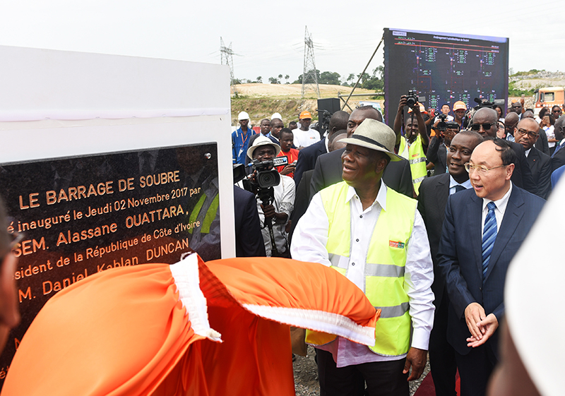 總統(tǒng)瓦塔拉與中國(guó)水電五局董事長(zhǎng)賀鵬程為蘇布雷落成揭幕.jpg