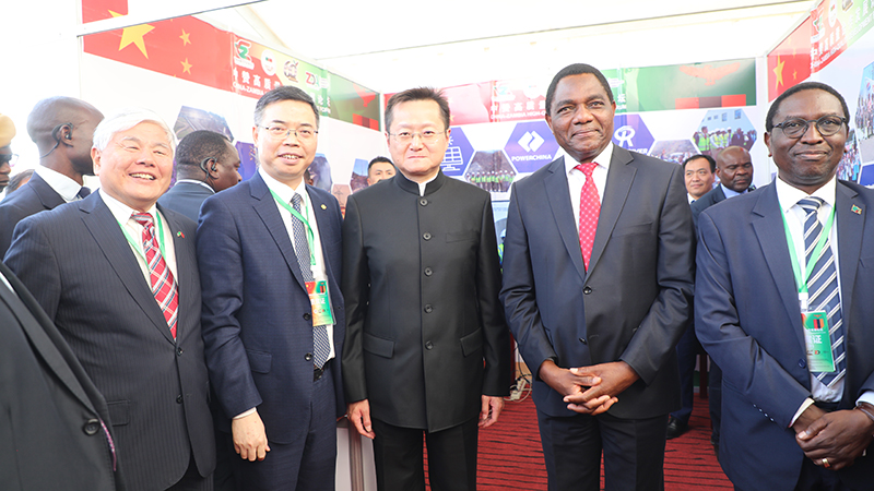 8.展臺(tái)合影 -和總統(tǒng)大使(1)(1).JPG