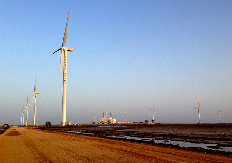巴基斯坦大沃49.5MW風(fēng)電項(xiàng)目，是“中巴經(jīng)濟(jì)走廊優(yōu)先建設(shè)項(xiàng)目”清單首批14個(gè)項(xiàng)目中第一個(gè)完成融資關(guān)閉并開工的中方投資項(xiàng)目。同時(shí)也是中國(guó)電建集團(tuán)在海外投資落地的第一個(gè)新能源項(xiàng)目.jpg