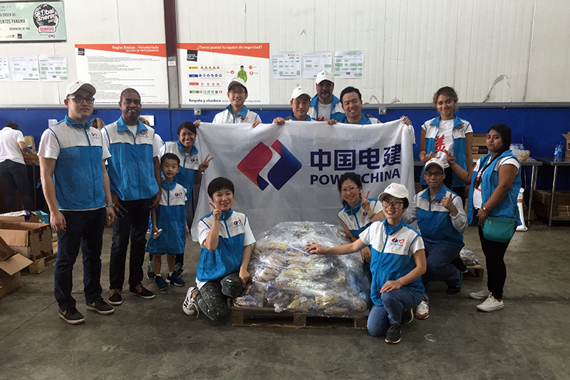 中國電建志愿者開展巴拿馬食品銀行義工活動.jpg
